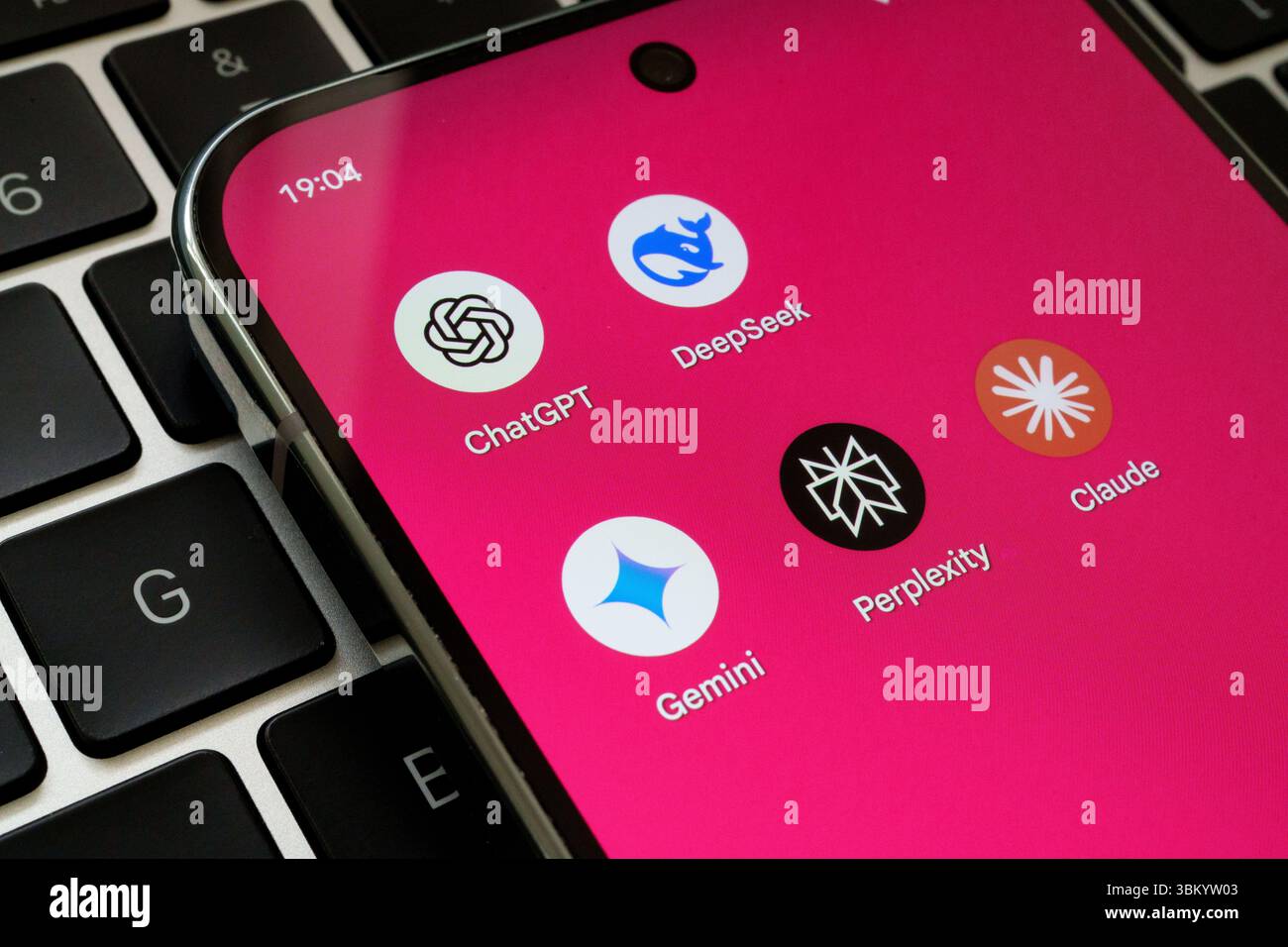 Icone delle app assistente AI, tra cui ChatGPT, DeepSeek, Perplexity, Claude e Gemini visualizzate sullo smartphone tramite tastiera. Stafford, Regno Unito, Ju Foto Stock