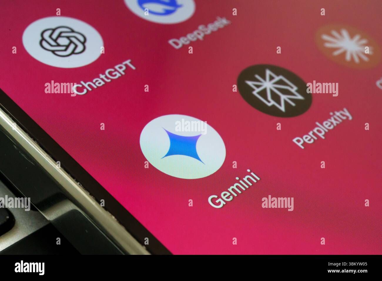 Icona dell'app Gemini ai Assistant visualizzata sullo schermo dello smartphone tra gli altri strumenti, tra cui ChatGPT e Perplexity. Stafford, Regno Unito, 23 giugno 202 Foto Stock