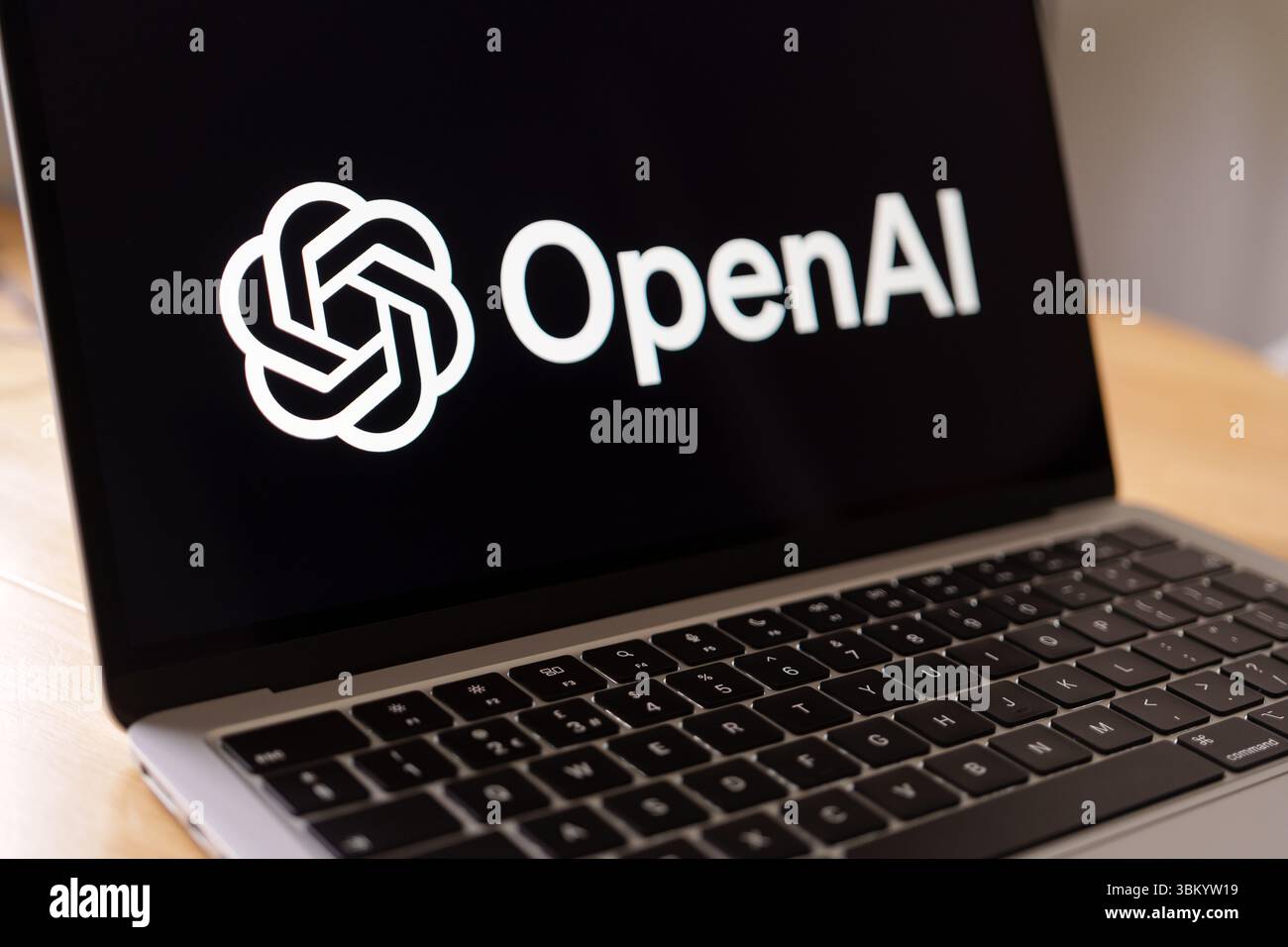 Logo OpenAI visualizzato sullo schermo del notebook, che simboleggia l'avanzata tecnologia di intelligenza artificiale. Stafford, Regno Unito, 23 giugno 2025 Foto Stock