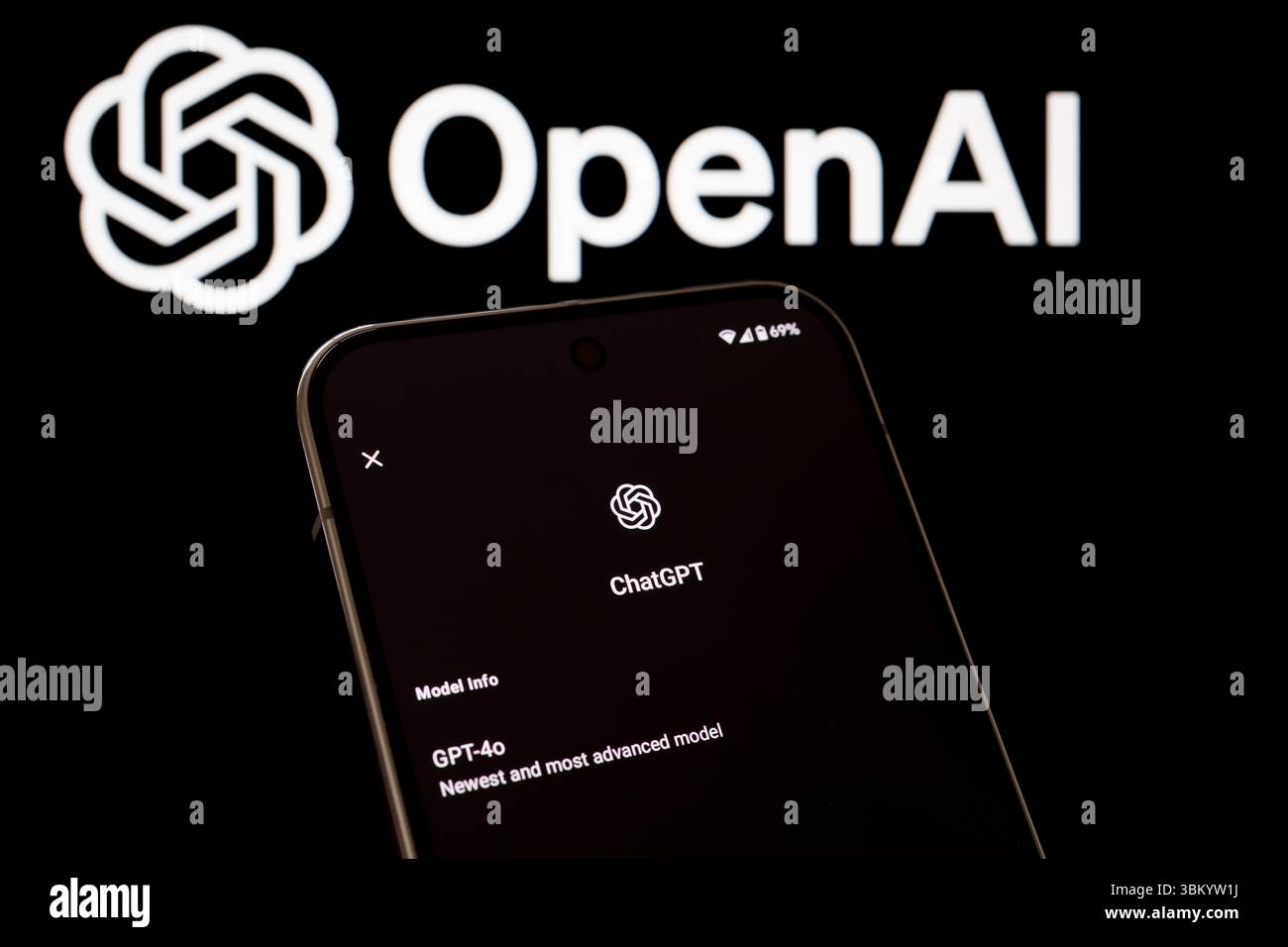 Informazioni sul modello ChatGPT GPT-4o visualizzate sullo smartphone davanti al logo OpenAI. Stafford, Regno Unito, 23 giugno 2025 Foto Stock