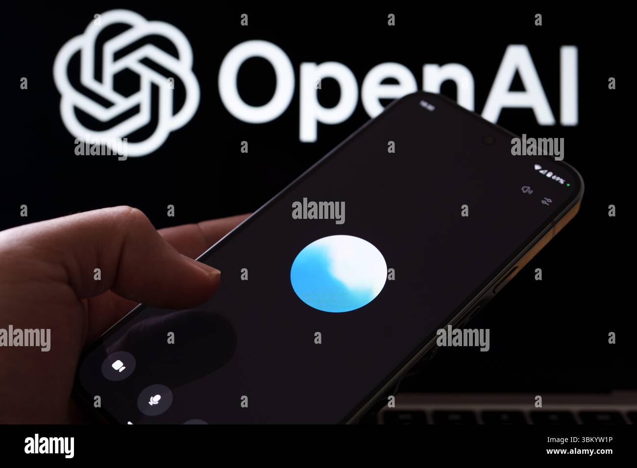Interfaccia di assistenza vocale di ChatGPT visualizzata sullo smartphone davanti al logo OpenAI. Stafford, Regno Unito, 23 giugno 2025 Foto Stock