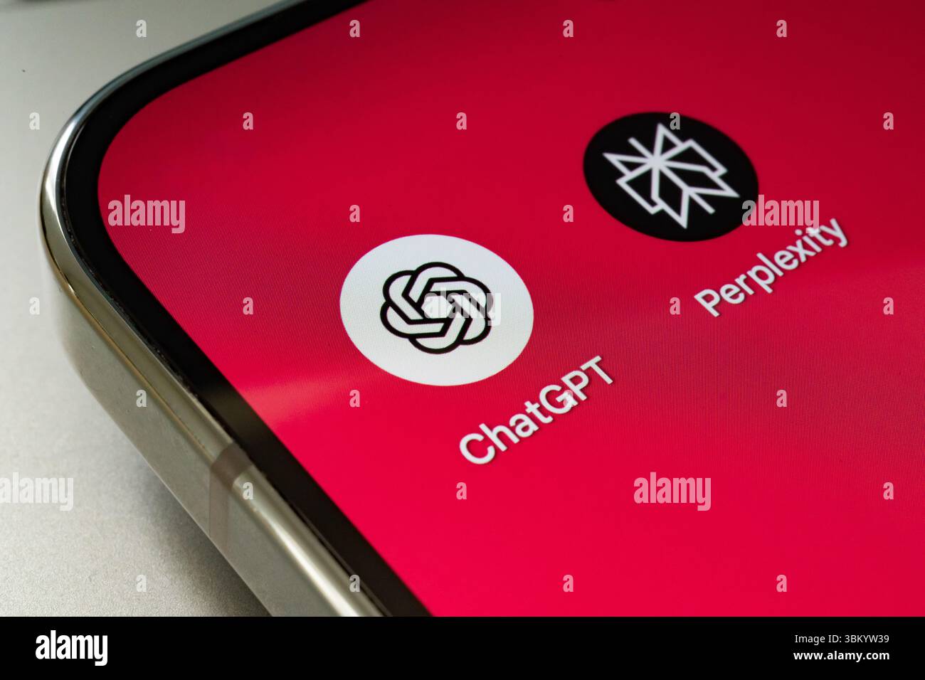 Icone delle app ChatGPT e Perplexity visualizzate in primo piano sullo schermo dello smartphone. Stafford, Regno Unito, 23 giugno 2025 Foto Stock