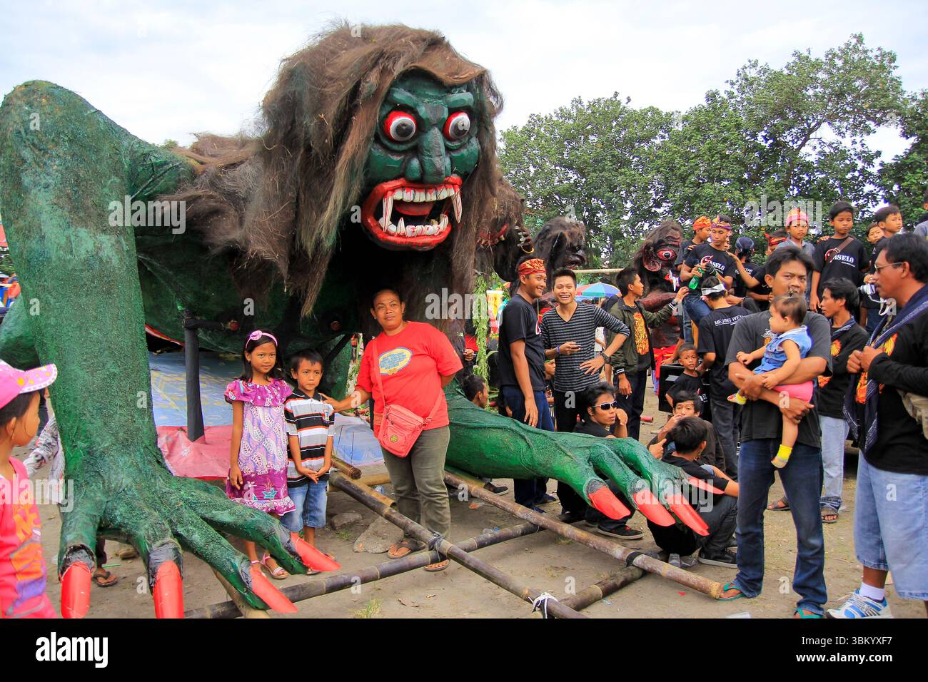 La bambola gigante Buto Ijo, simbolo del male, è pronta per essere sfilata nel tradizionale festival di Saparan Bekakak. Foto Stock