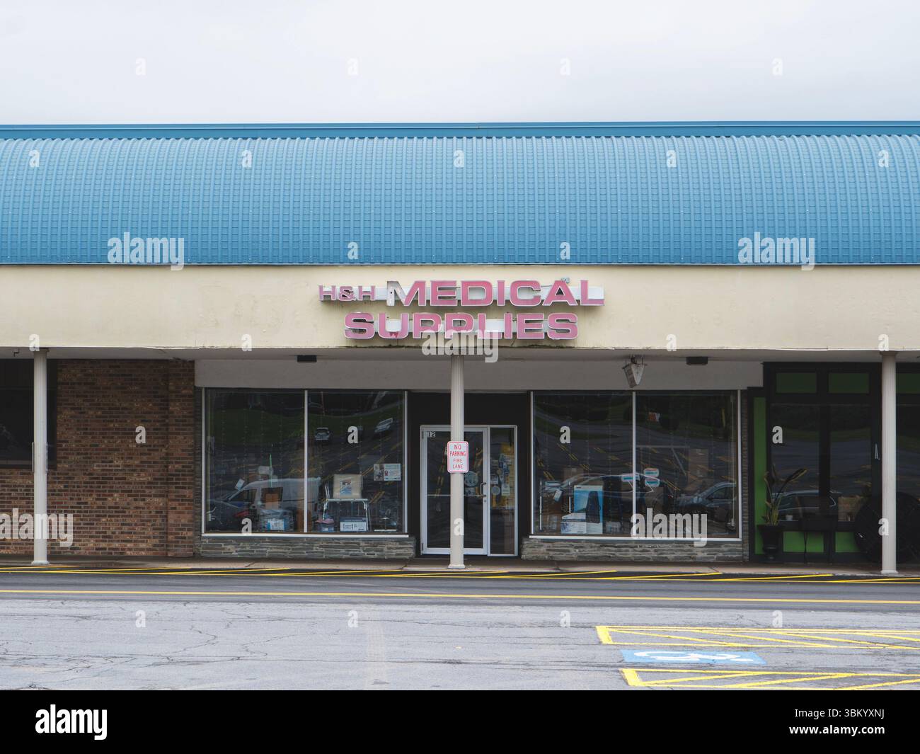 New Hartford, New York - 22 giugno 2025: Primo piano di H&H Medical Supplies, specializzata in apparecchiature mediche di qualità e forniture per l'assistenza sanitaria a domicilio, la ristorazione Foto Stock