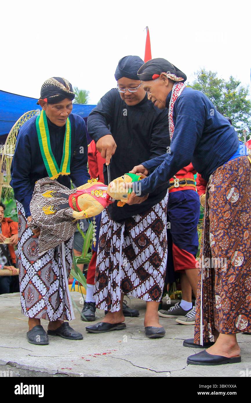 Abdi dalem Yogyakarta Palace eseguì il rituale di macellare un paio di bambole nuziali nella tradizione giavanese Saparan Bekakak Foto Stock