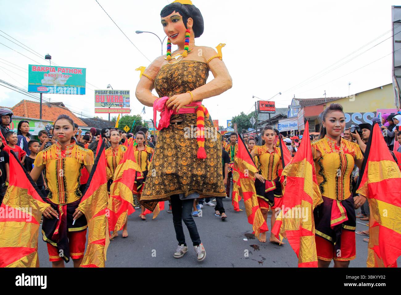 I partecipanti al carnevale Ondel-ondel hanno preso parte alla tradizione Saparan Bekakak. Foto Stock