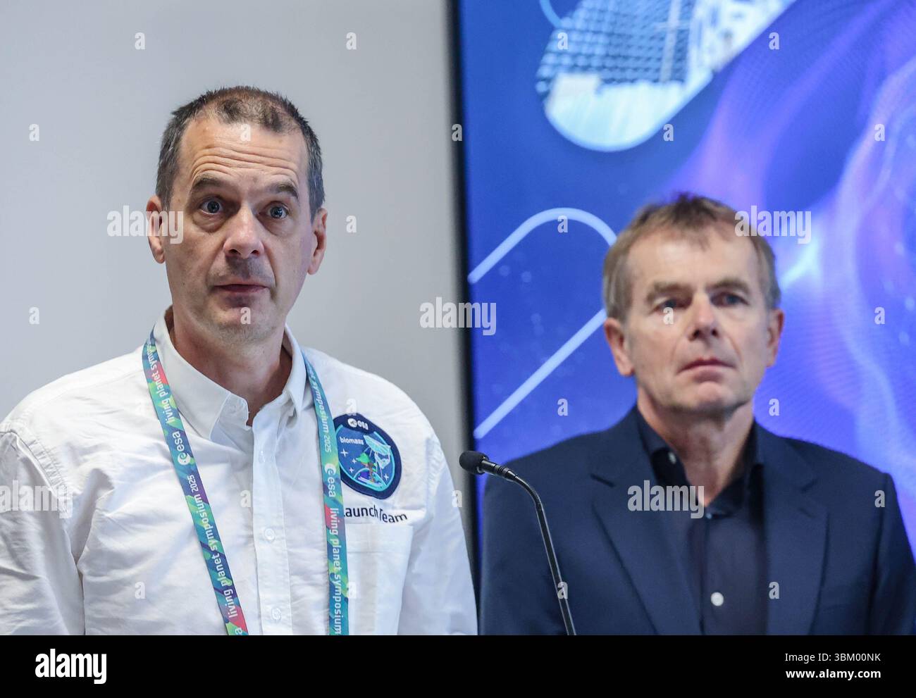 Vienna, Austria, Austria. 23 giugno 2025. KLAUS SCIPAL, Mission Manager for the Biomass and SMOS Missions, European Space Agency e MICHAEL FEHRINGER, Project Manager, Biomass Mission, European Space Agency, parlano di una conferenza stampa sulla giornata di apertura del Living Planet Symposium, affrontando la complessità del recupero delle immagini satellitari, il potenziale globale del monitoraggio delle emissioni di carbonio nelle foreste e il valore a lungo termine del monitoraggio spaziale per comprendere le reazioni a catena basate sul clima. (Credit Image: © Bianca Otero/ZUMA Press Wire) SOLO PER USO EDITORIALE! Non per USO commerciale! Foto Stock