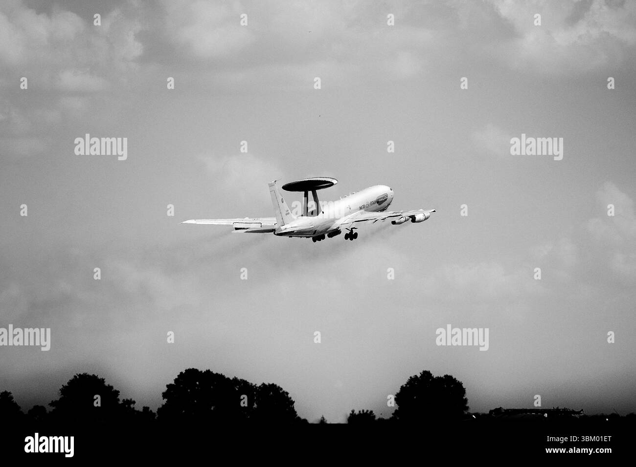 aviazione, volo, aerei, militari, caccia, attacco aereo, unità, sicurezza, cielo, blu, spazio, corridoio aereo, ubicazione, navigazione, volo, volo alto, preparazione al combattimento, jet, aeroporto militare, NATO Tigers Association, OTAN, NATO, AWACS, Foto Stock