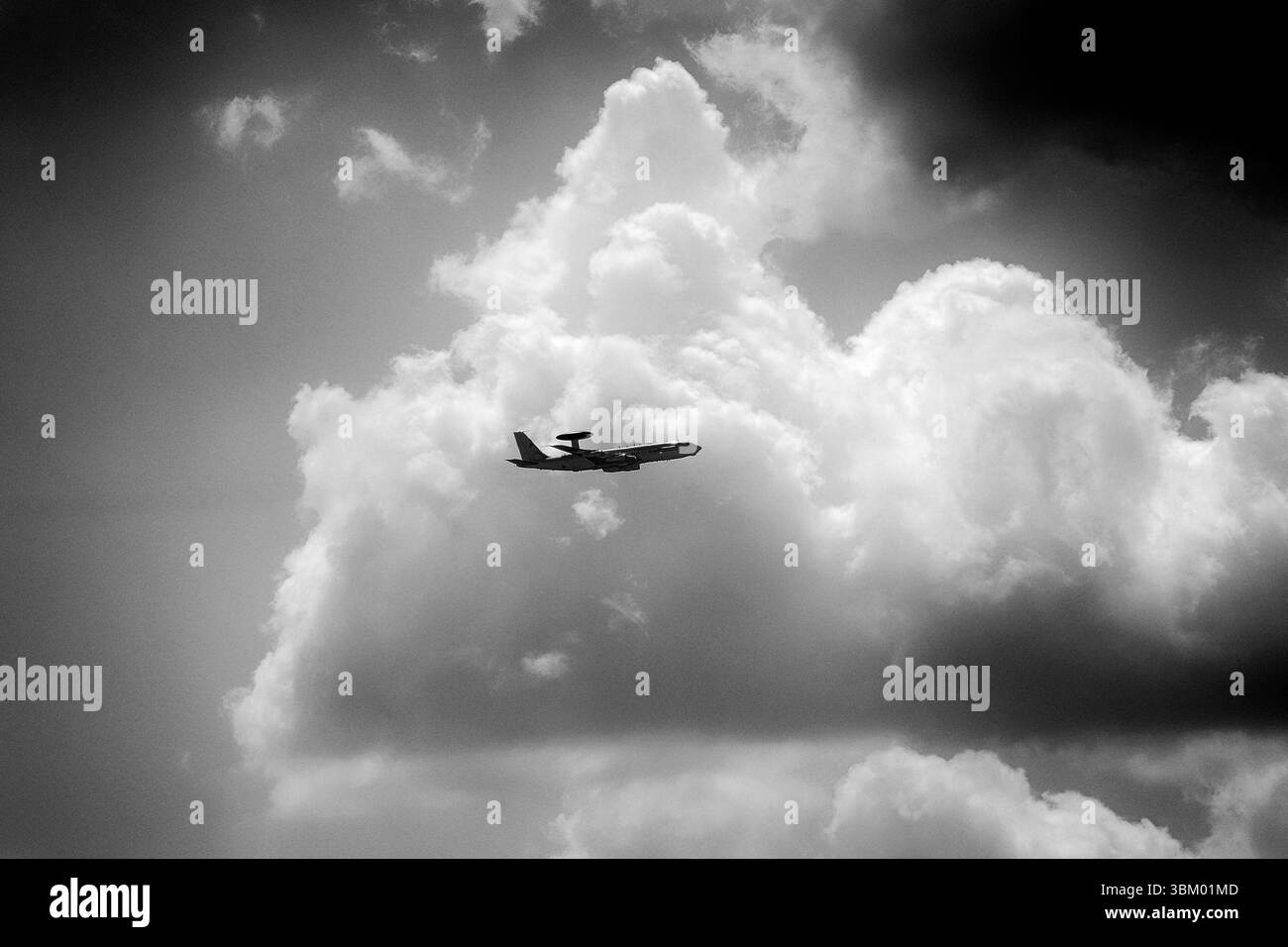 aviazione, volo, aerei, militari, caccia, attacco aereo, unità, sicurezza, cielo, blu, spazio, corridoio aereo, ubicazione, navigazione, volo, volo alto, preparazione al combattimento, jet, aeroporto militare, NATO Tigers Association, OTAN, NATO, AWACS, Foto Stock