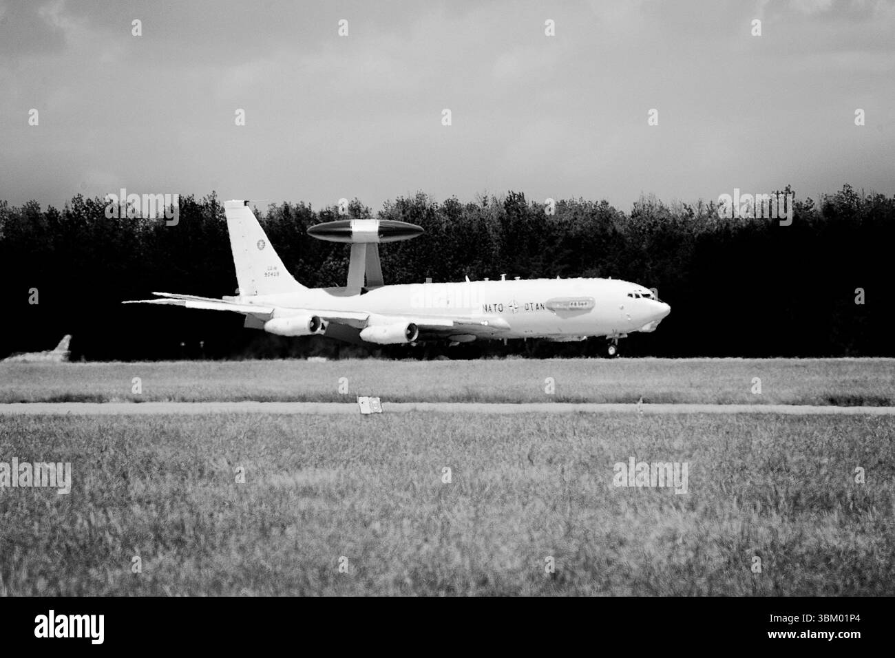 aviazione, volo, aerei, militari, caccia, attacco aereo, unità, sicurezza, cielo, blu, spazio, corridoio aereo, ubicazione, navigazione, volo, volo alto, preparazione al combattimento, jet, aeroporto militare, NATO Tigers Association, OTAN, NATO, AWACS, Foto Stock