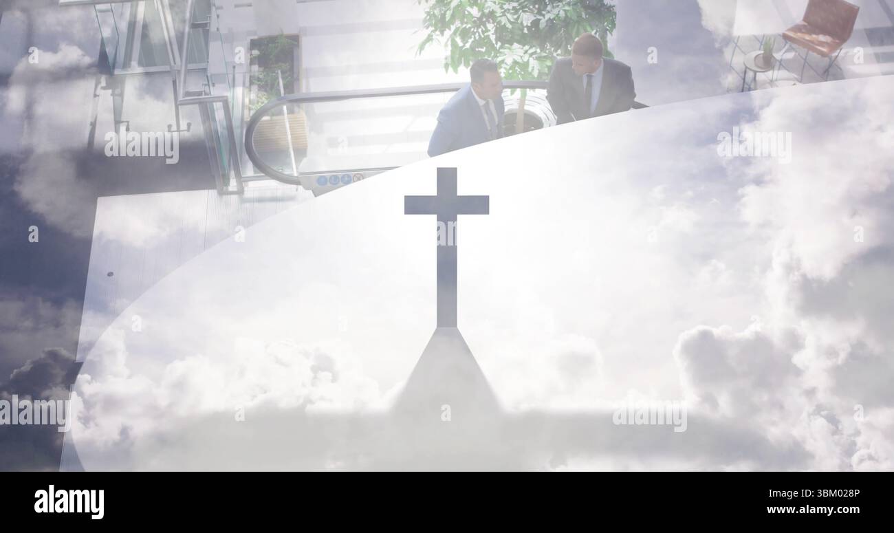 Uomini d'affari parlanti che indossano abiti a livello dell'atrio con scala mobile in vetro e silhouette a croce Foto Stock