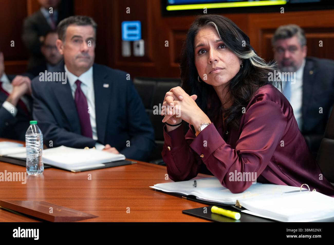 Il direttore dell'intelligence nazionale Tulsi Gabbard e il direttore della CIA John Ratcliffe in una riunione della Situation Room della squadra di sicurezza nazionale di Donald Trump durante l'operazione Midnight Hammer mentre i bombardieri stealth B-2 statunitensi colpiscono le strutture nucleari iraniane il 21 giugno 2025. (USA) Foto Stock