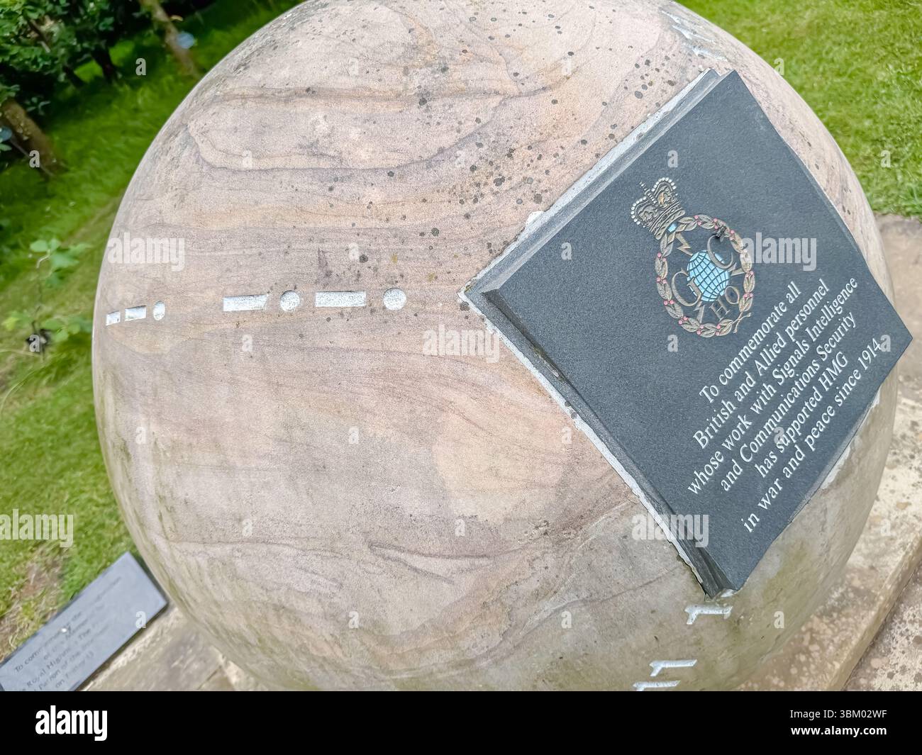 Signals Intelligence and Communications Security Memorial, National Memorial Arboretum, Alrewas, Staffordshire - Immagine stock catturata con smartphone