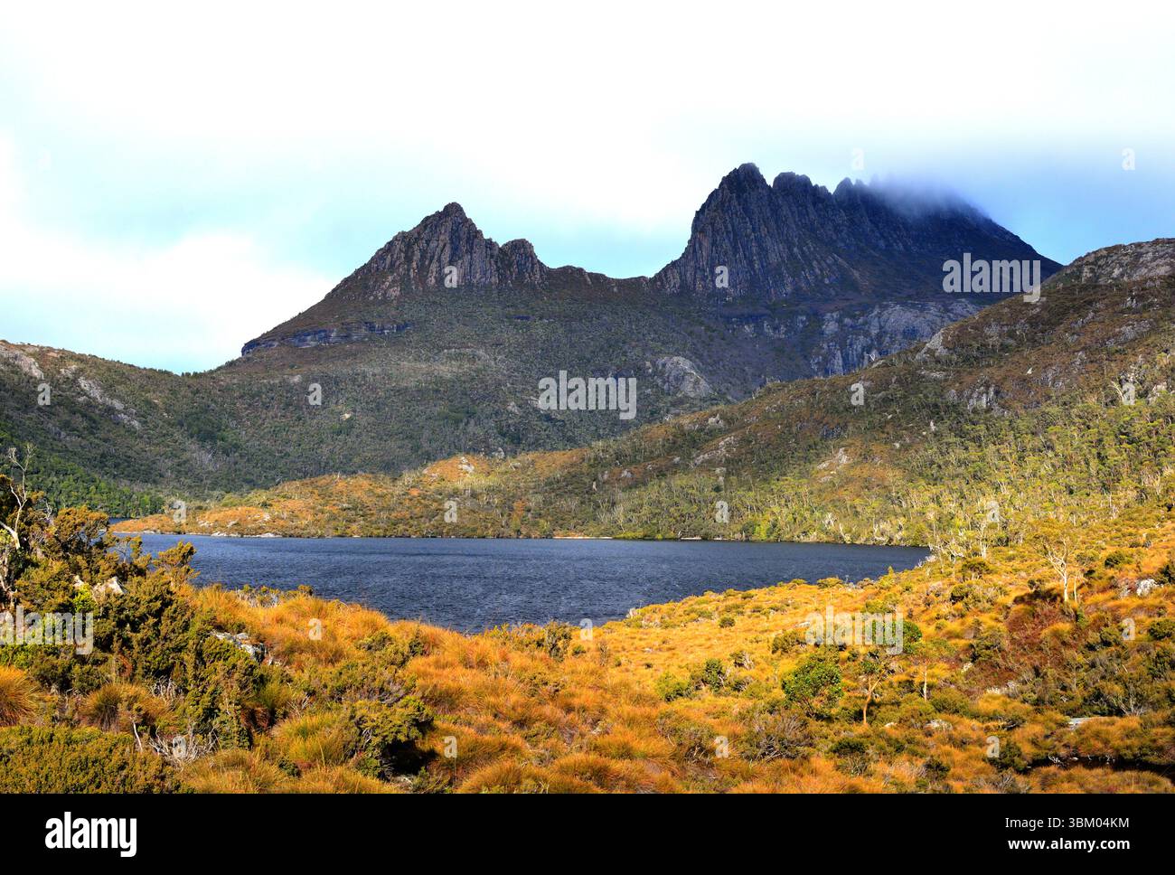 Culla il lago di colomba di montagna splendida giornata d'autunno dorata con acqua di lago azzurra con due cime rocciose sullo sfondo Foto Stock