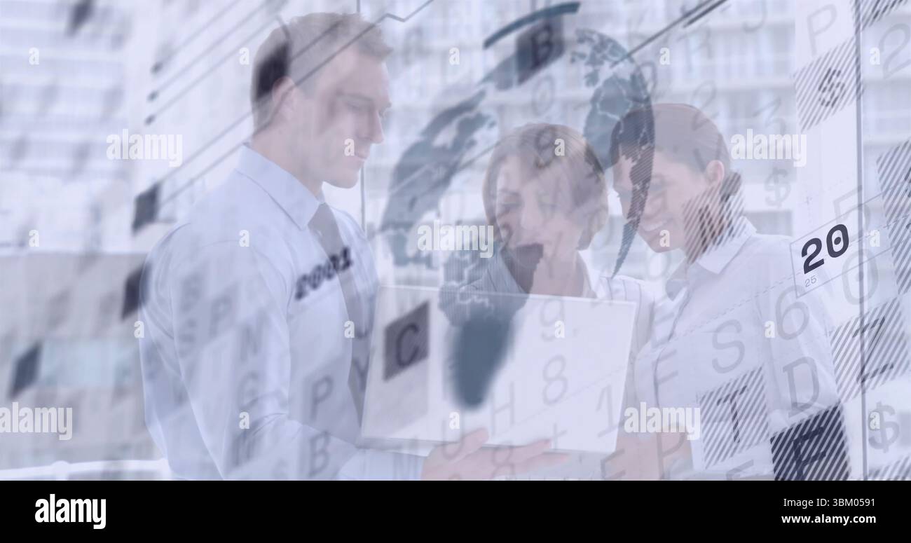 Analisi di tre professionisti che analizzano i dati globali in un ufficio moderno con sovrapposizioni per laptop Foto Stock