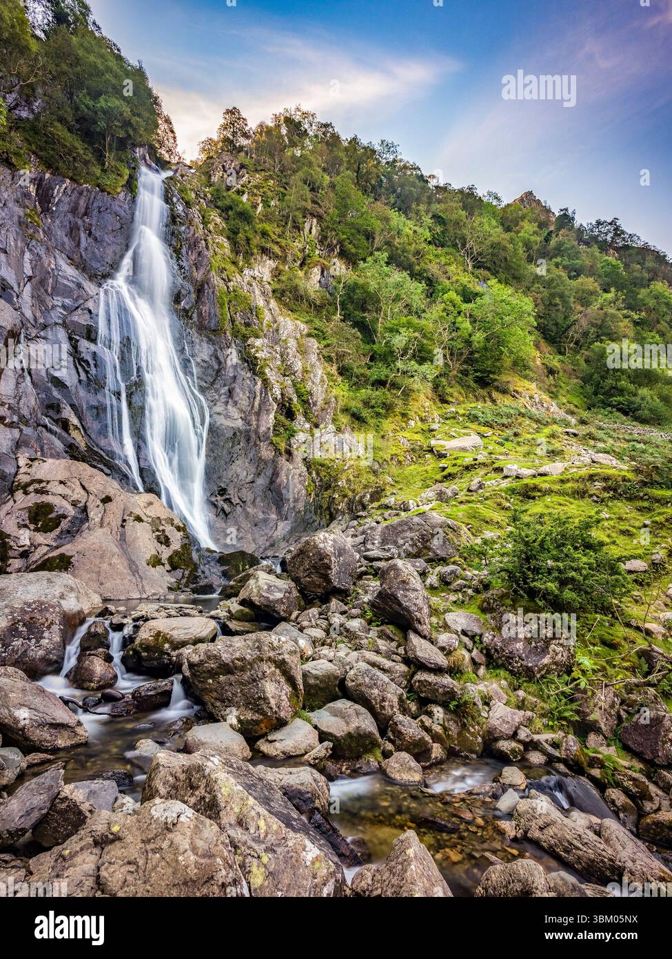 Aber Falls o Rhaeadr Fawr sull'Afon Goch vicino Abergwyngregyn nel Gwynedd, Galles del Nord. Foto Stock