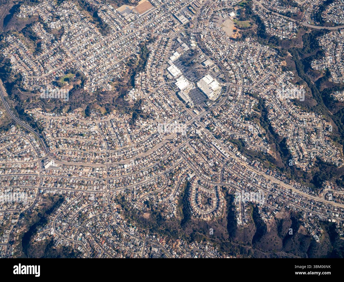 Una vista aerea mostra un'area suburbana densamente popolata con case e strade, mettendo in risalto la pianificazione urbana e la vita residenziale. Foto Stock