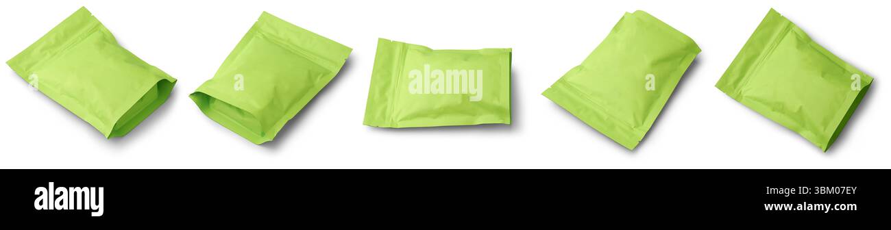 set di buste stand-up verde lime o sacchetti in lamina sfondo bianco isolato, modello mock-up vuoto di imballaggi flessibili utilizzati per articoli alimentari diversi Foto Stock