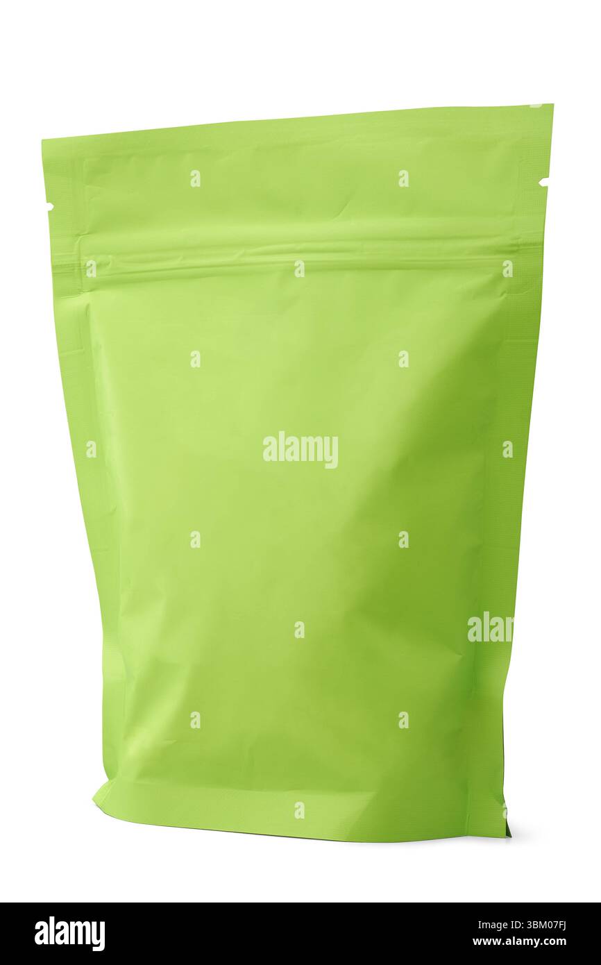 primo piano di una busta stand up verde lime o di un sacchetto di alluminio sfondo bianco isolato, modello di imballaggio flessibile utilizzato per gli articoli alimentari stand up Foto Stock