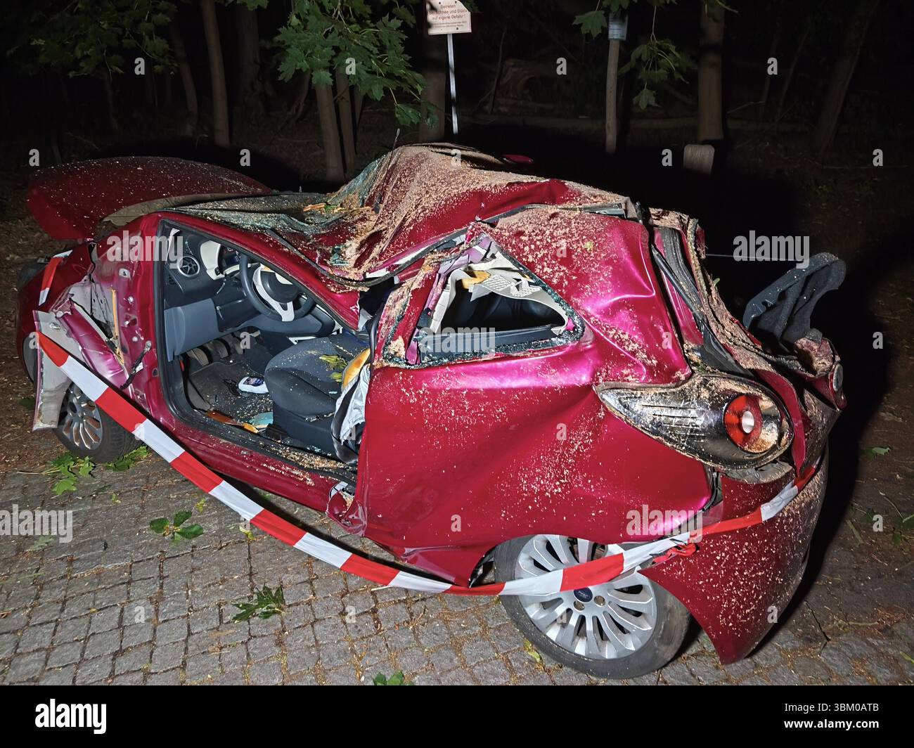 DATA RECORD NON DICHIARATA 23.06.2025, Berlino-Brandeburgo Sturmtief Zieros verursacht durch umstürzende Bäume tödlichen Unfall auf der Landesgrenze Schönwalde-Glien zu Spandau, Baum War auf der L 16 auf fahrenden PKW Ford Ka Gefallen. *** 23 06 2025, Berlino Brandeburgo tempesta Zieros provoca un incidente mortale sul confine di Schönwalde Glien-Spandau a causa della caduta di alberi, albero caduto su Ford Ka auto su L 16 Foto Stock