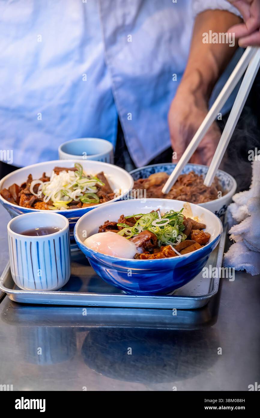 Donburi beef Bowl, Tsukiji Market, Tokyo, Giappone Foto Stock
