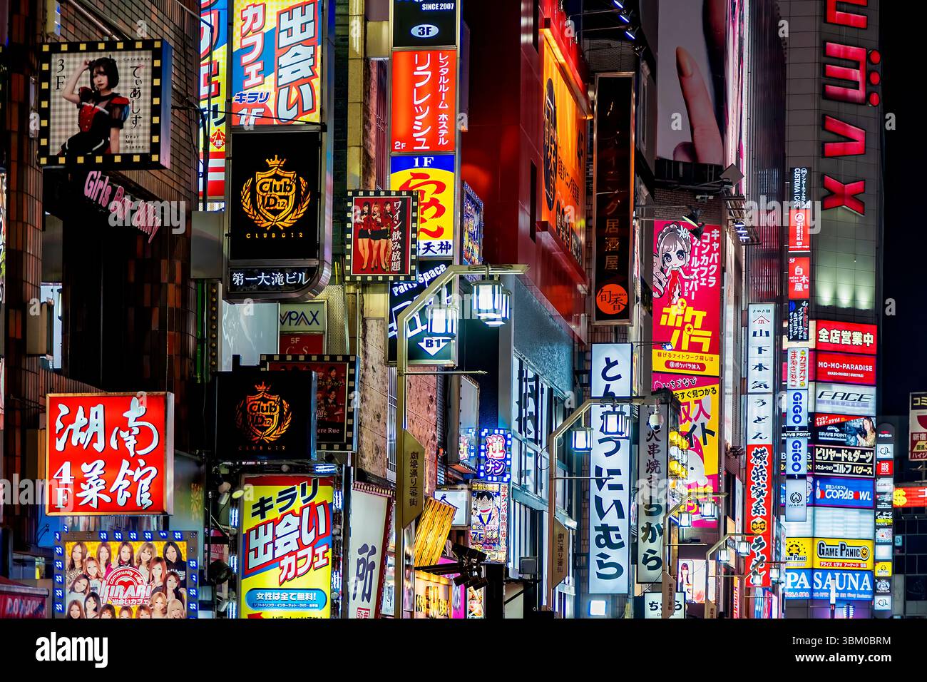 Insegne al neon di notte, Shinjuku, Tokyo, Giappone Foto Stock