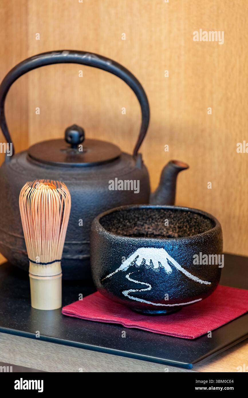 Tradizionale set da tè matcha in vendita, Hiroshima, Giappone Foto Stock