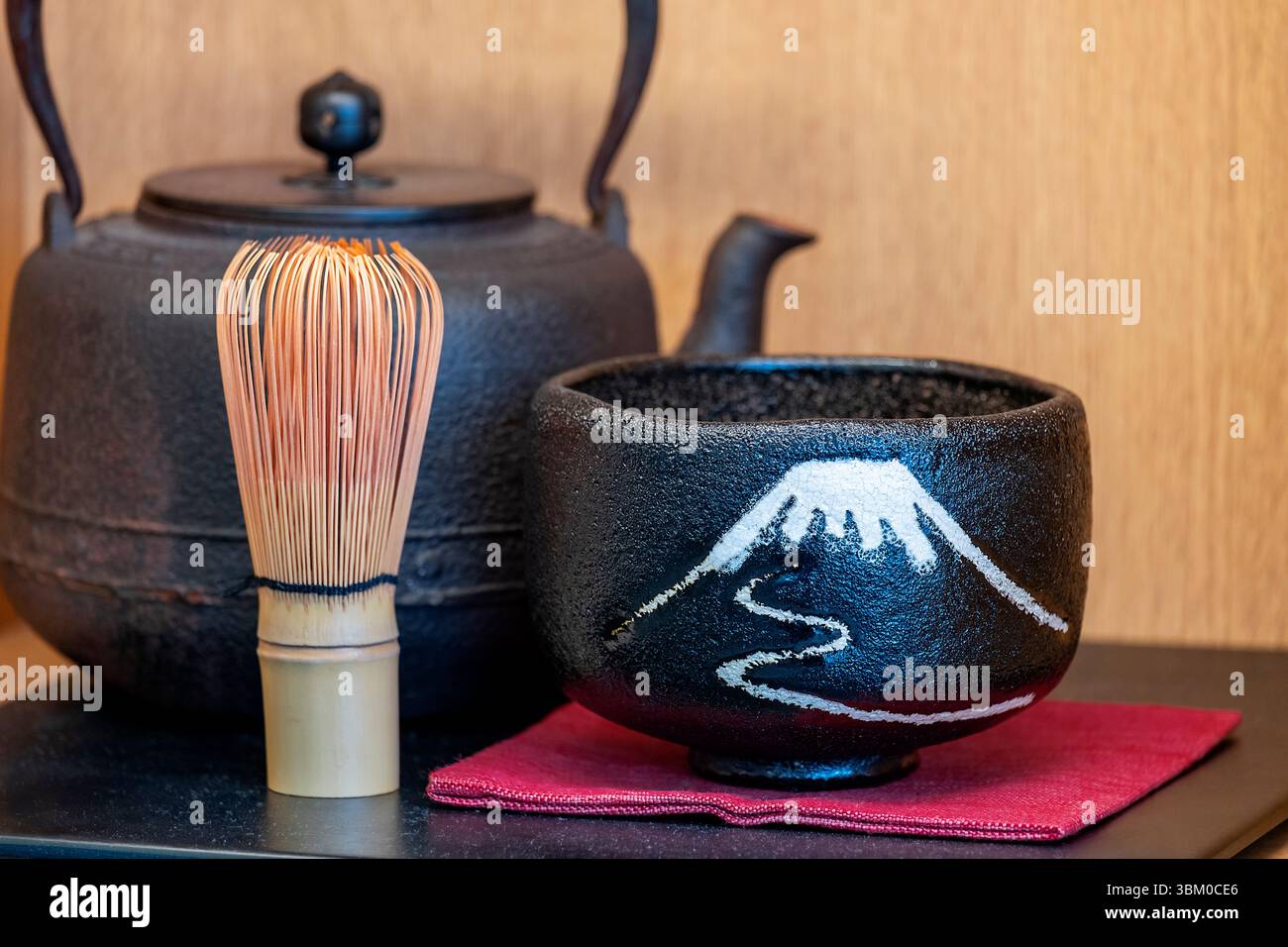 Tradizionale set da tè matcha in vendita, Hiroshima, Giappone Foto Stock
