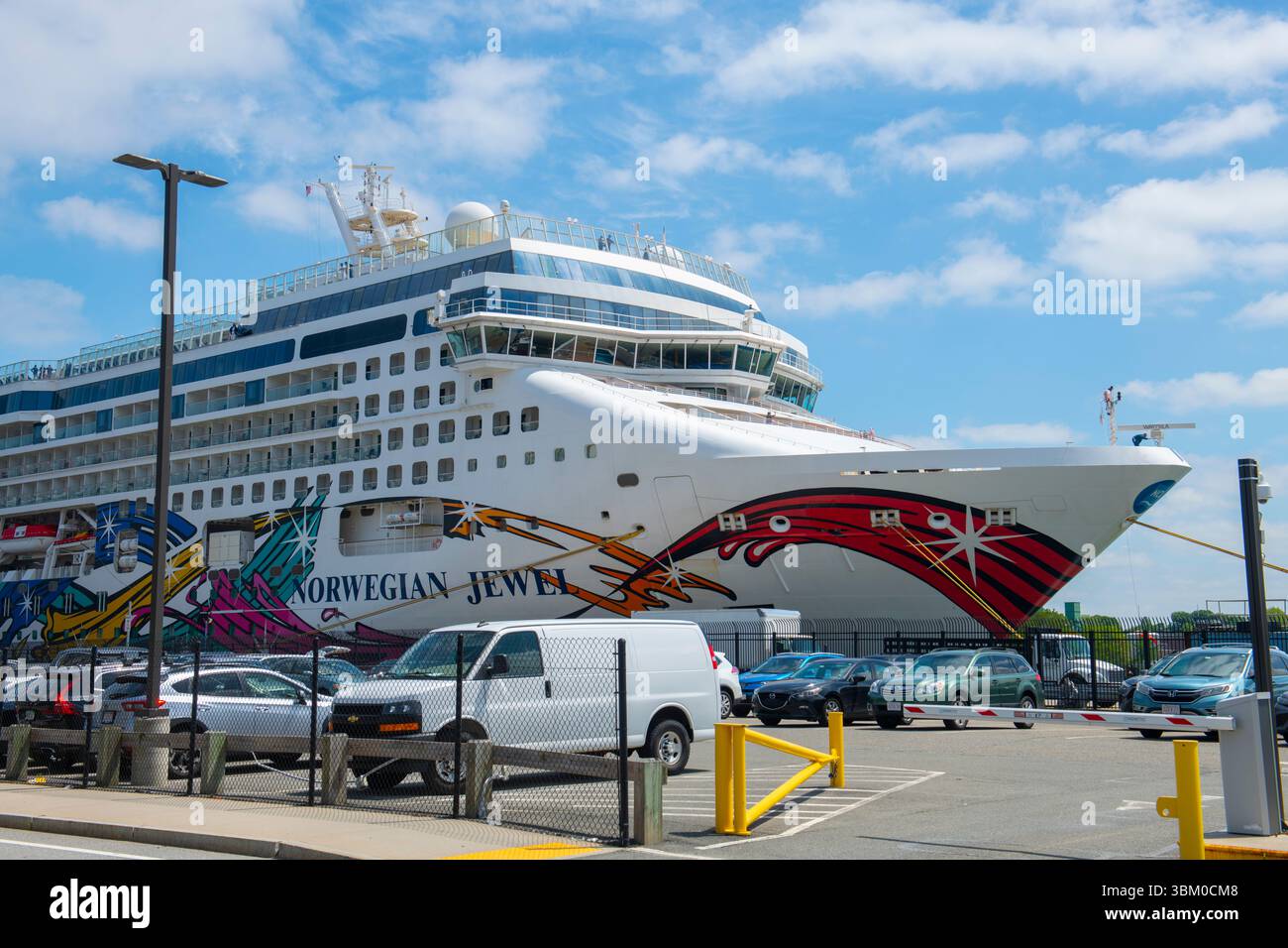 Norwegian Jewel by Norwegian Cruise Line attraccata al porto delle navi da crociera di Boston nel Seaport District, città di Boston, Massachusetts, Stati Uniti. Foto Stock