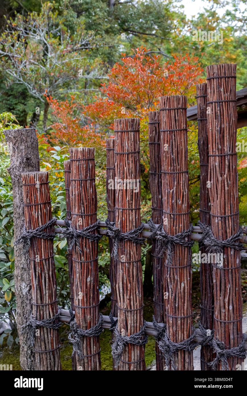 Recinzione giapponese fatta con fasci di ramoscelli legati, Kyoto, Giappone Foto Stock