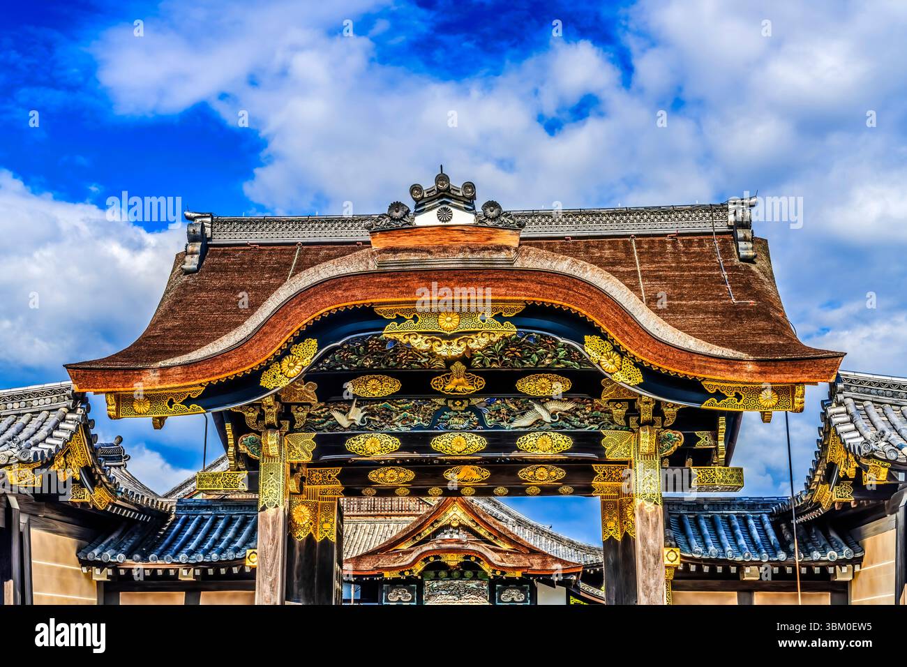 Ingresso colorato e ornato alla porta di Karamon, al Castello Nijo, Kyoto, Giappone. Completato nel 1626 dalla Tokugawa Shoguns. Il crisantemo è un simbolo della Corte Imperiale. Foto Stock