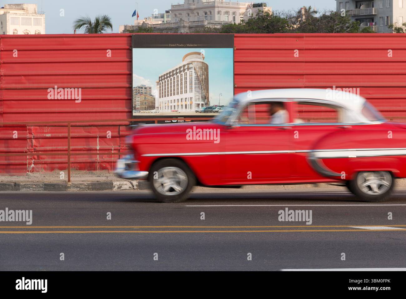Cuba, l'Avana. Auto d'epoca lungo il centro storico dell'Avana. 1954 Chevrolet bel Air. (Solo per uso editoriale) Foto Stock