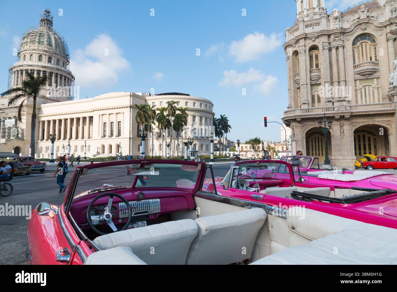 Cuba, l'Avana. Auto d'epoca. Edificio del Campidoglio Nazionale. Foto Stock