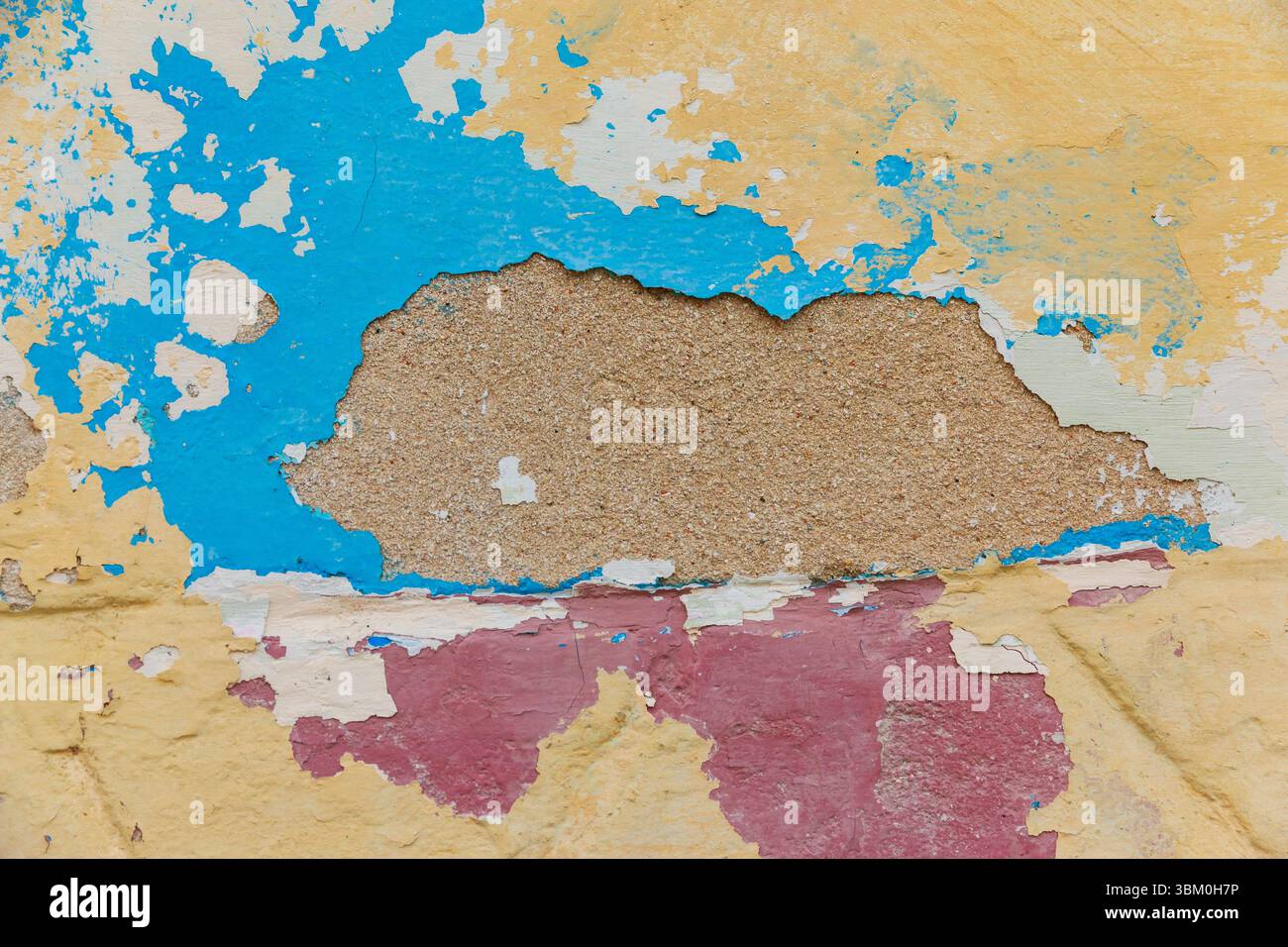Cuba, l'Avana. Stucco, edificio in legno, blu e giallo, marrone, vernice peeling. Foto Stock