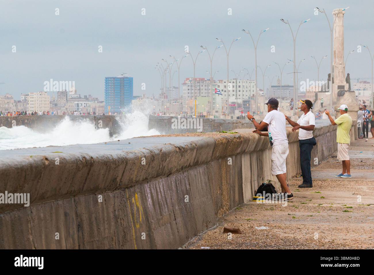 Cuba, l'Avana. Guardando verso il basso il Malecon durante una tempesta con alte onde che si infrangono. (Solo per uso editoriale) Foto Stock
