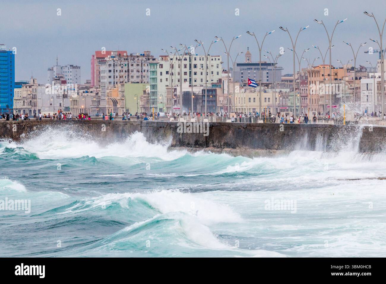 Cuba, l'Avana. Guardando verso il basso il Malecon durante una tempesta con alte onde che si infrangono. Foto Stock