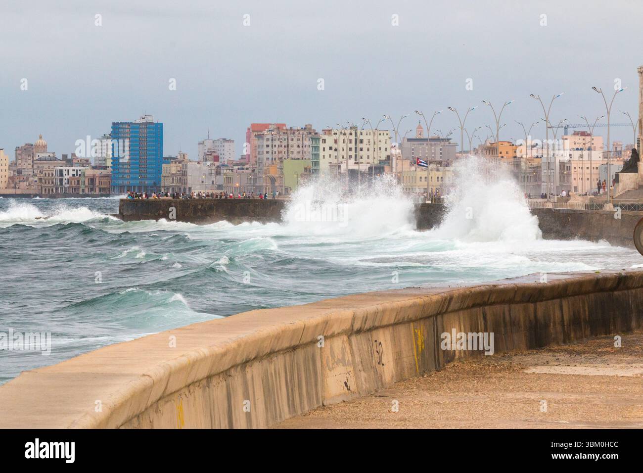 Cuba, l'Avana. Guardando verso il basso il Malecon durante una tempesta con alte onde che si infrangono. Foto Stock