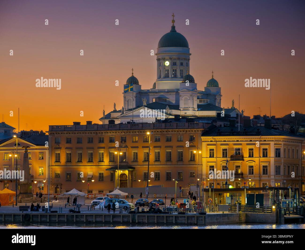 Porto sud di Helsinki all'alba e vista sulla cattedrale finlandese. Foto Stock