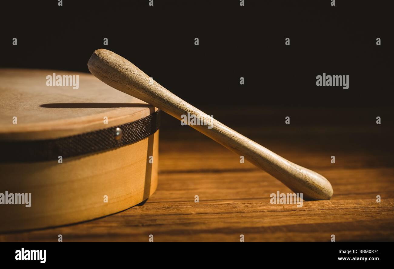 Primo piano del bastone di legno sul bodhran Foto Stock