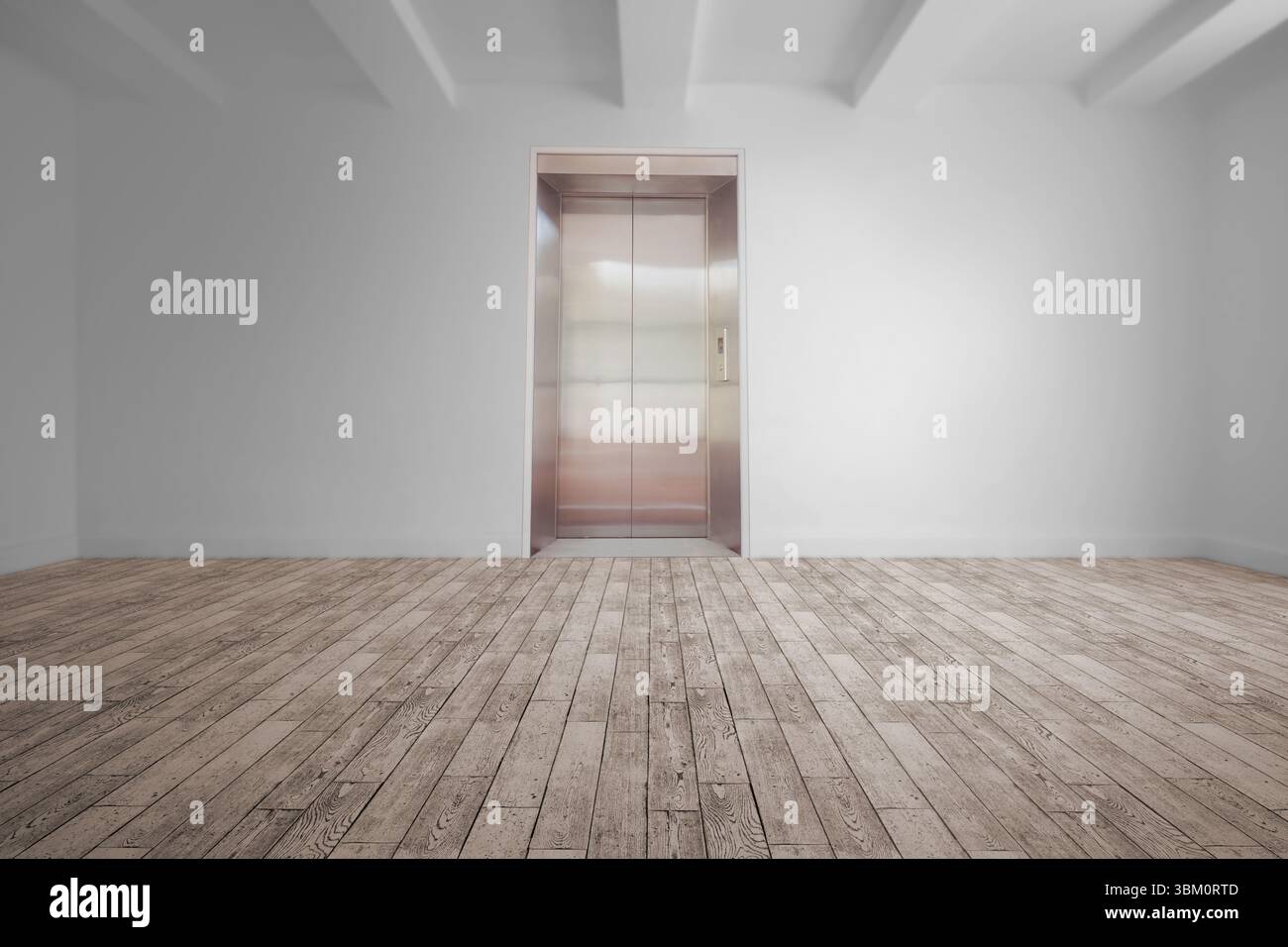 La lobby vuota presenta pavimento in legno e travi a vista sul soffitto con porta ascensore in acciaio inossidabile Foto Stock