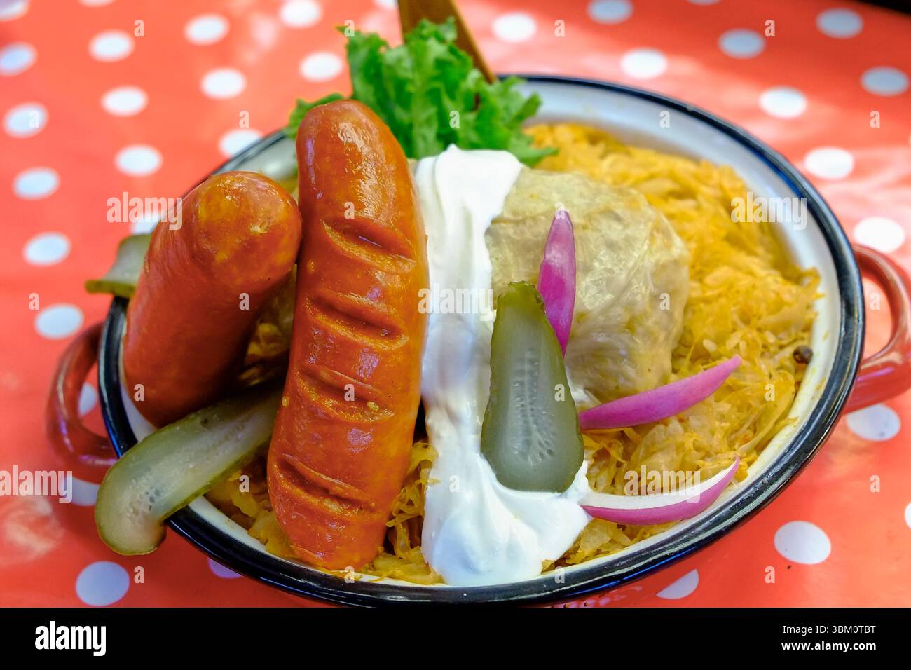 Budapest, Ungheria. Cucina tradizionale ungherese al mercato centrale Foto Stock