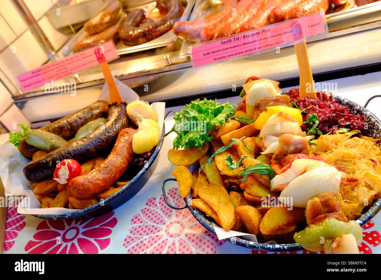 Budapest, Ungheria. Cucina tradizionale ungherese al mercato centrale Foto Stock