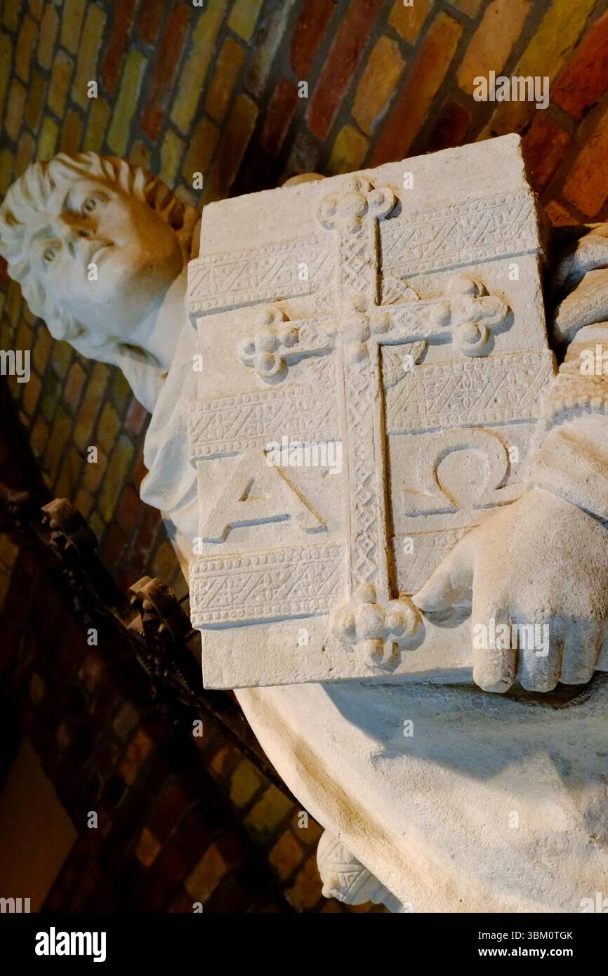 Budapest, Ungheria. Statua in pietra con croce. Foto Stock