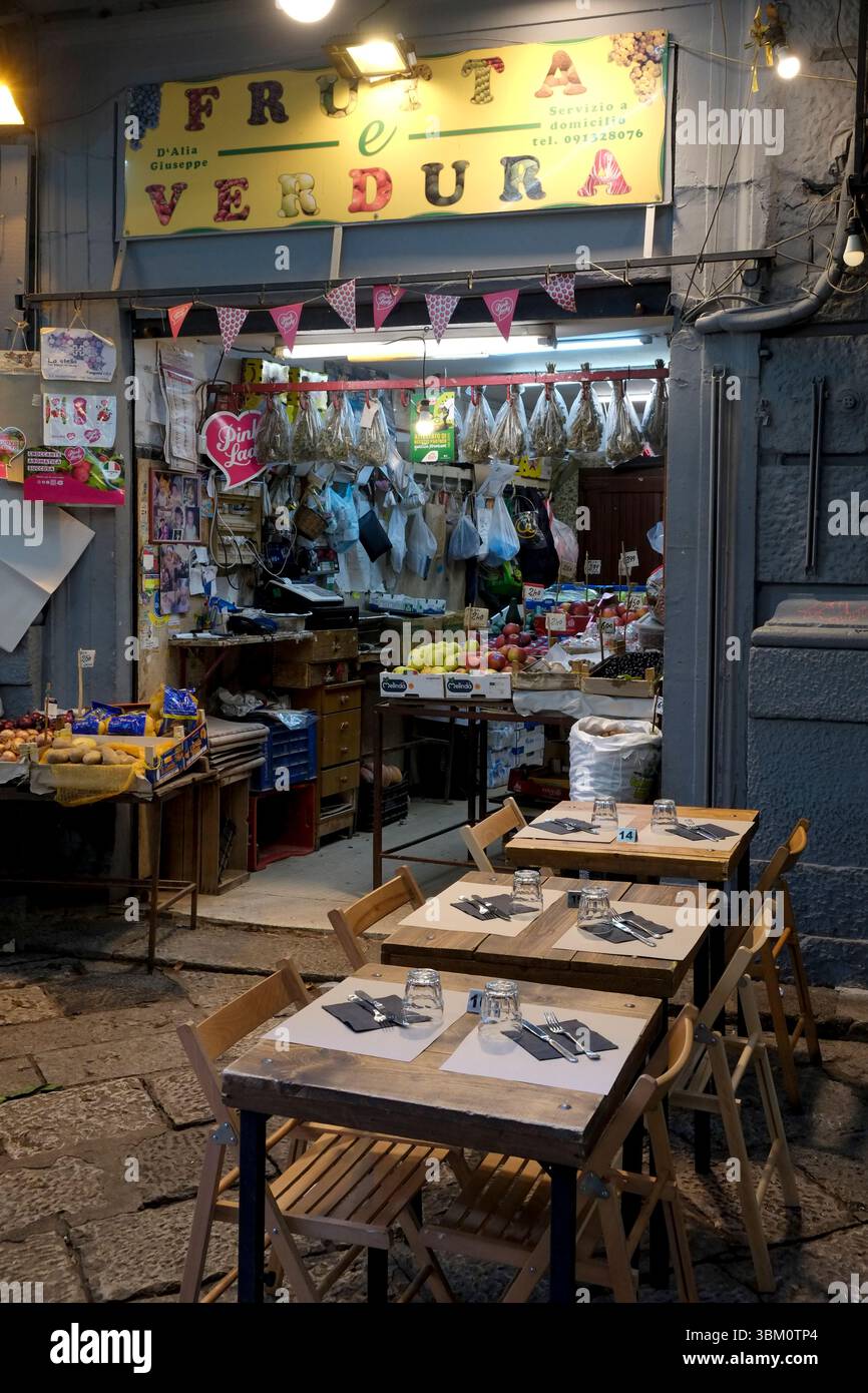 Palermo, Sicilia. Supporto per frutta e verdura. (Solo per uso editoriale) Foto Stock