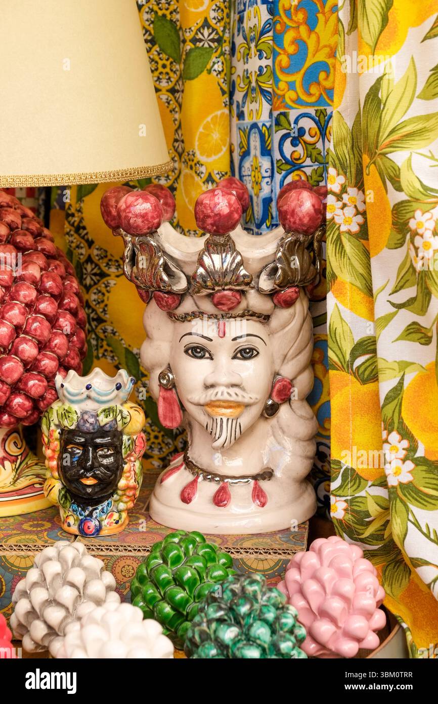 Palermo, Sicilia. Fai shopping in esposizione, vendendo famose ceramiche siciliane nella città di Santo Stefano de Camastra Foto Stock