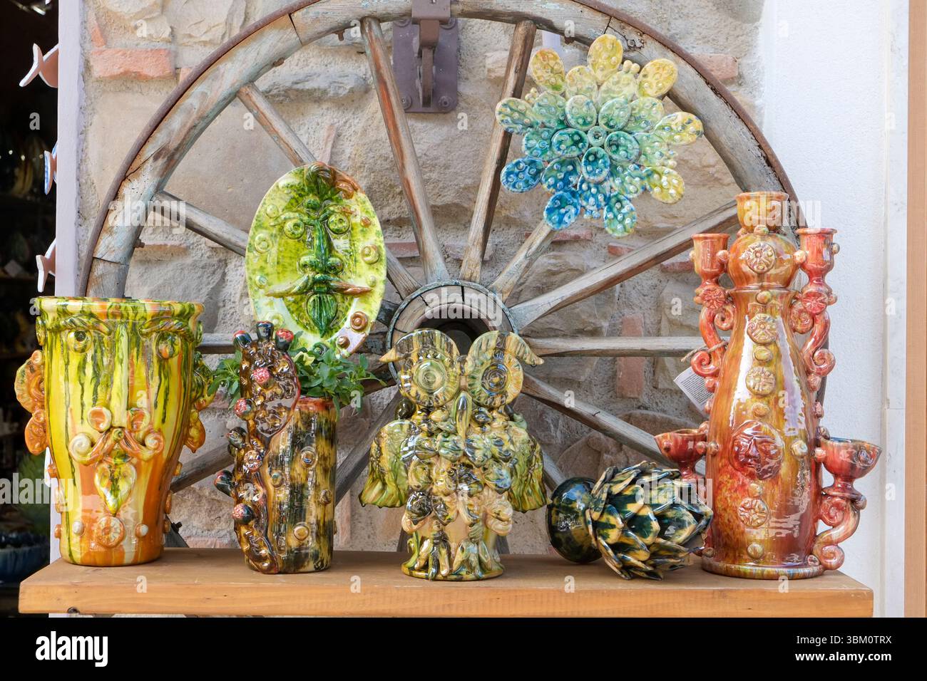 Santo Stefano di Camastra, Sicilia. Fai shopping in esposizione, vendendo famose ceramiche siciliane nella città di Santo Stefano de Camastra. (Solo per uso editoriale) Foto Stock