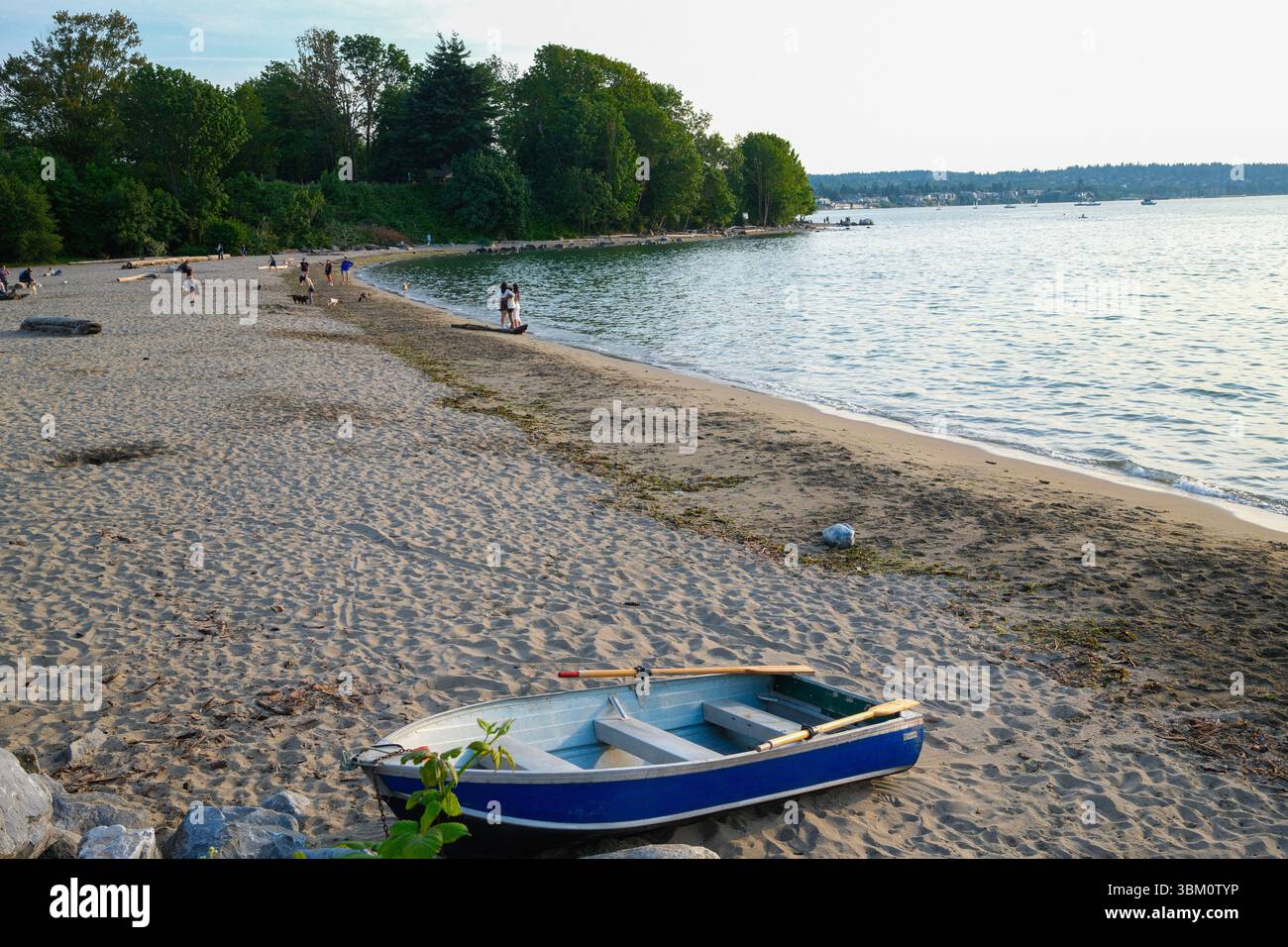 Una barca a remi solitaria lungo Hadden Dog Beach a Kitsilano, Vancouver, British Columbia. Foto Stock
