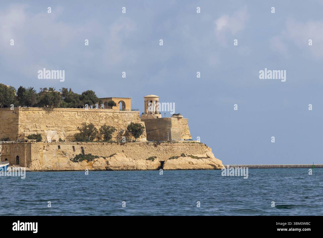Malta, la Valletta, Grand Harbor. Monumento alla guerra di Siege Bell. Foto Stock