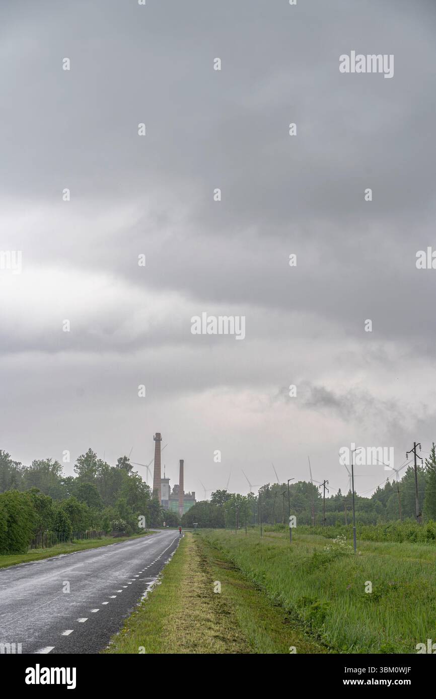 Road to Tootsi, un sito di produzione di energia rinnovabile visibile sulla horison Foto Stock