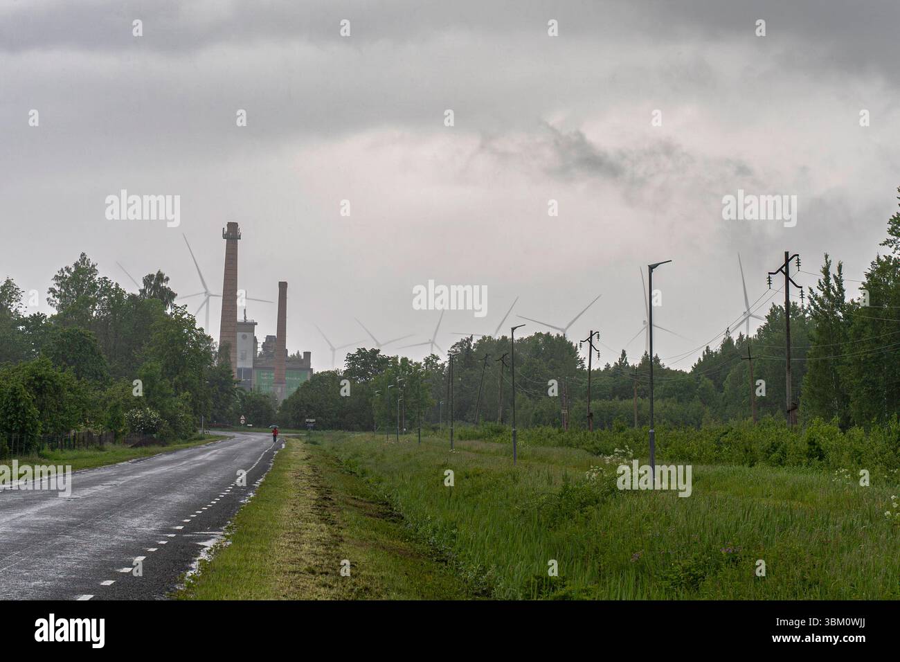 Road to Tootsi, un sito di produzione di energia rinnovabile visibile sulla horison Foto Stock